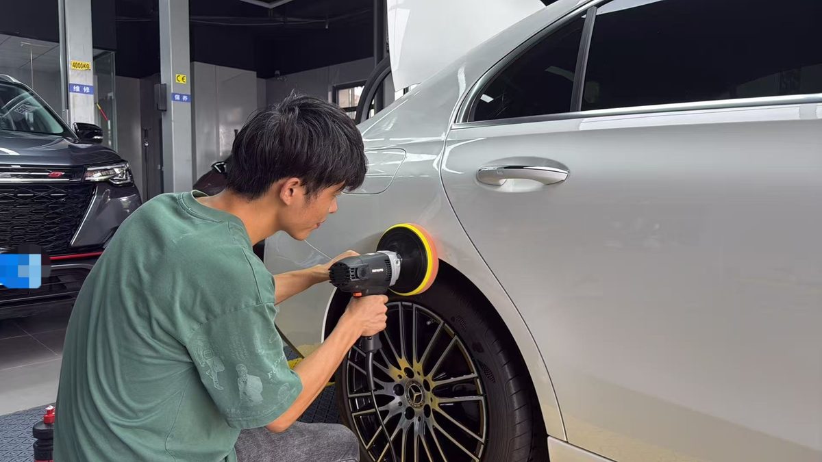 润和汽修（中央公园店）漆面抛光作业